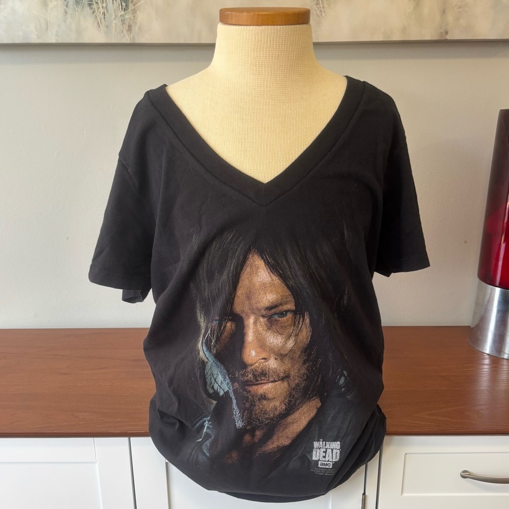 😜2/$11😜 Women’s Black V-Neck The Walking Dead Daryl Graphic T-Shirt